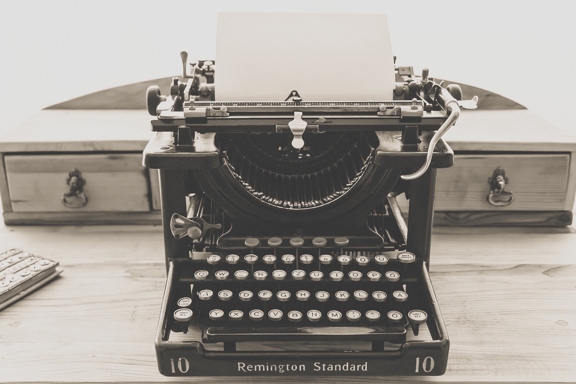 guest posting: a typewriter sits on a desk waiting to be used to submit a great guest post to Writing Life!